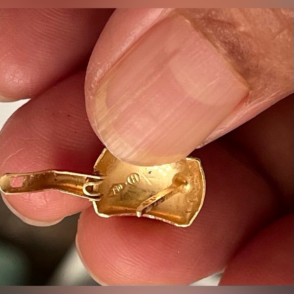 18k hoop earrings engraved with a design - Picture 4 of 8